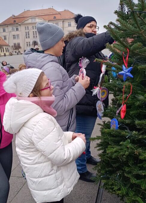 UKRAŠAVANJE BORA ISPRED KATEDRALE