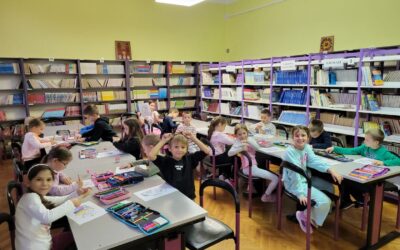 ĐACI PRVACI UPOZNAJU ŠKOLSKU KNJIŽNICU