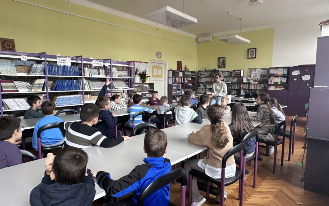UČENICI PRODUŽENOG BORAVKA U ŠKOLSKOJ KNJIŽNICI POVODOM MJESECA HRVATSKE KNJIGE